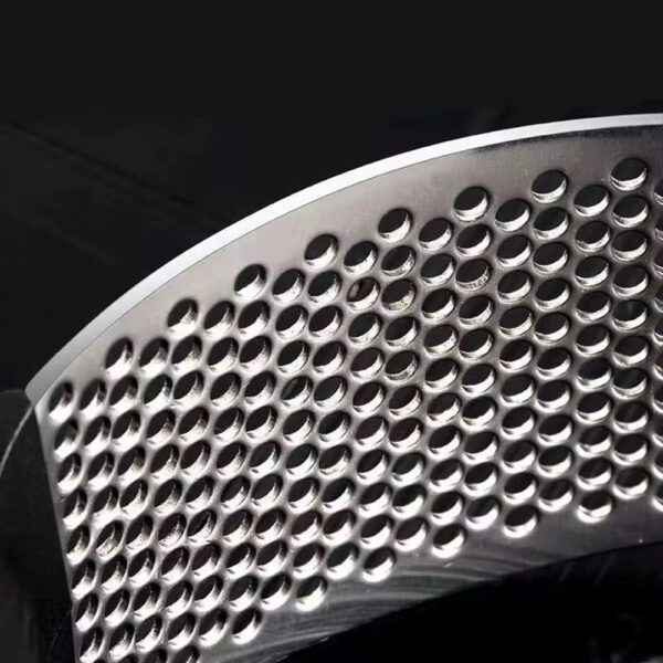 ПРАКТИЧНА РАЧНА ПРЕСА ЗА СЕЦКАЊЕ БЕЛ ЛУК